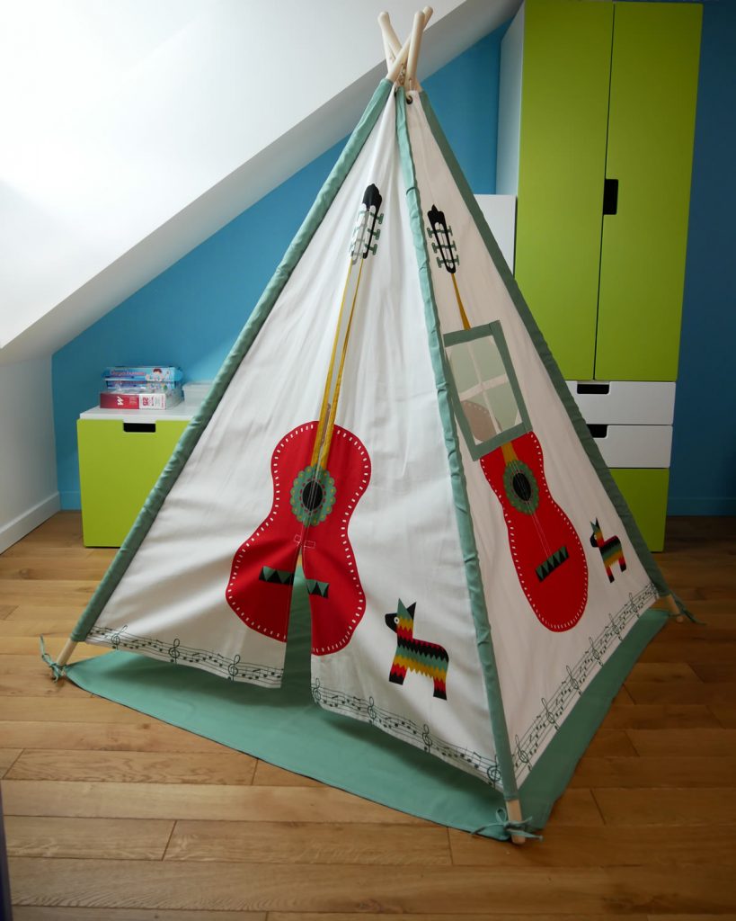 TIpi guitare dans une chambre d'enfant