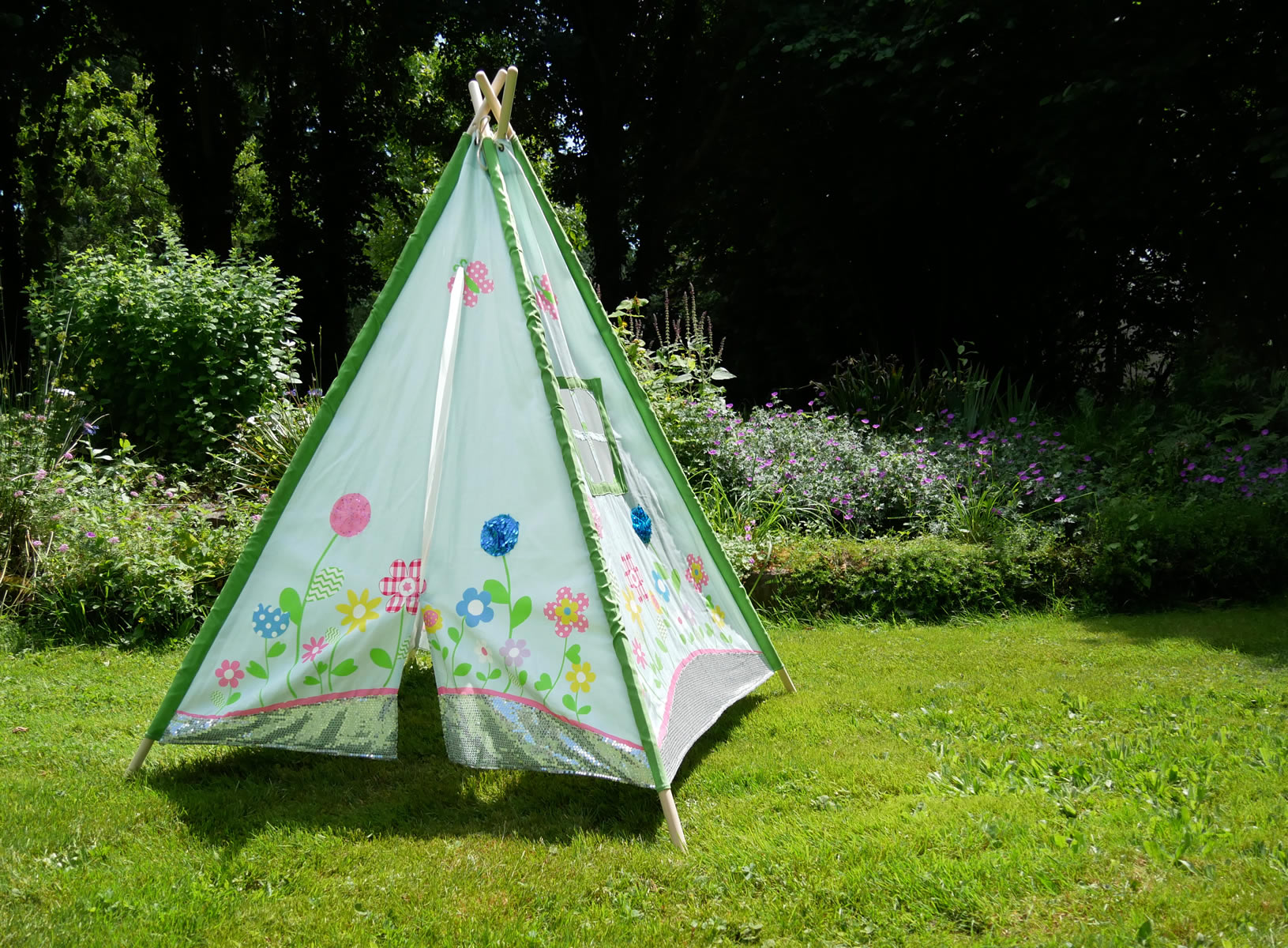 Tipi fleurs de printemps en extérieur