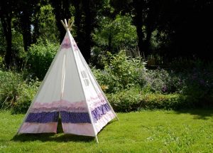 Tipi à froufous en extérieur